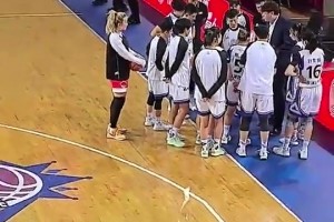 李夢明目張膽偷聽?wèi)?zhàn)術(shù)！對方主教練看到她后，忍不住笑了！