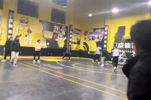 要是我扣翻籃板的話，賠可以，但錄像必須在球館循環(huán)播放