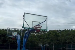 臥槽，這小伙的扣籃相當炸??！腳底裝彈簧了？