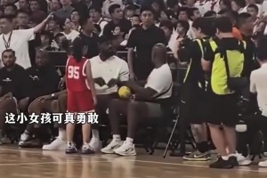 羨慕嗎？老詹中國行 小球迷勇敢找到場邊詹姆斯獲得了親筆簽名~