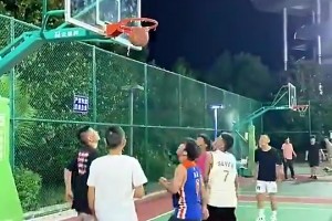 臥槽！別看大哥打球姿勢怪，勾手勾到你懷疑人生！