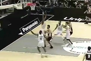 你小子有前途！一小朋友主動跑到場邊找啦啦隊美女握手