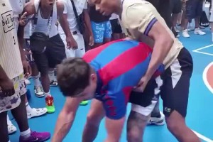 這是打籃球呢還是打架呢？面對這樣的單挑局 你能忍嗎~